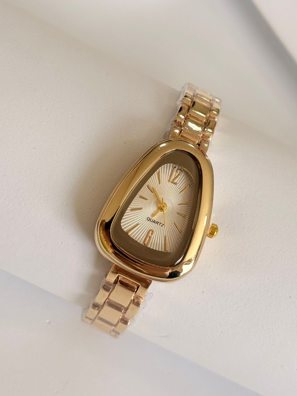 Relógio Feminino Snake Dourado Mostrador Claro